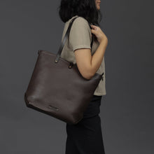 Load image into Gallery viewer, Dublin Leather Tote
