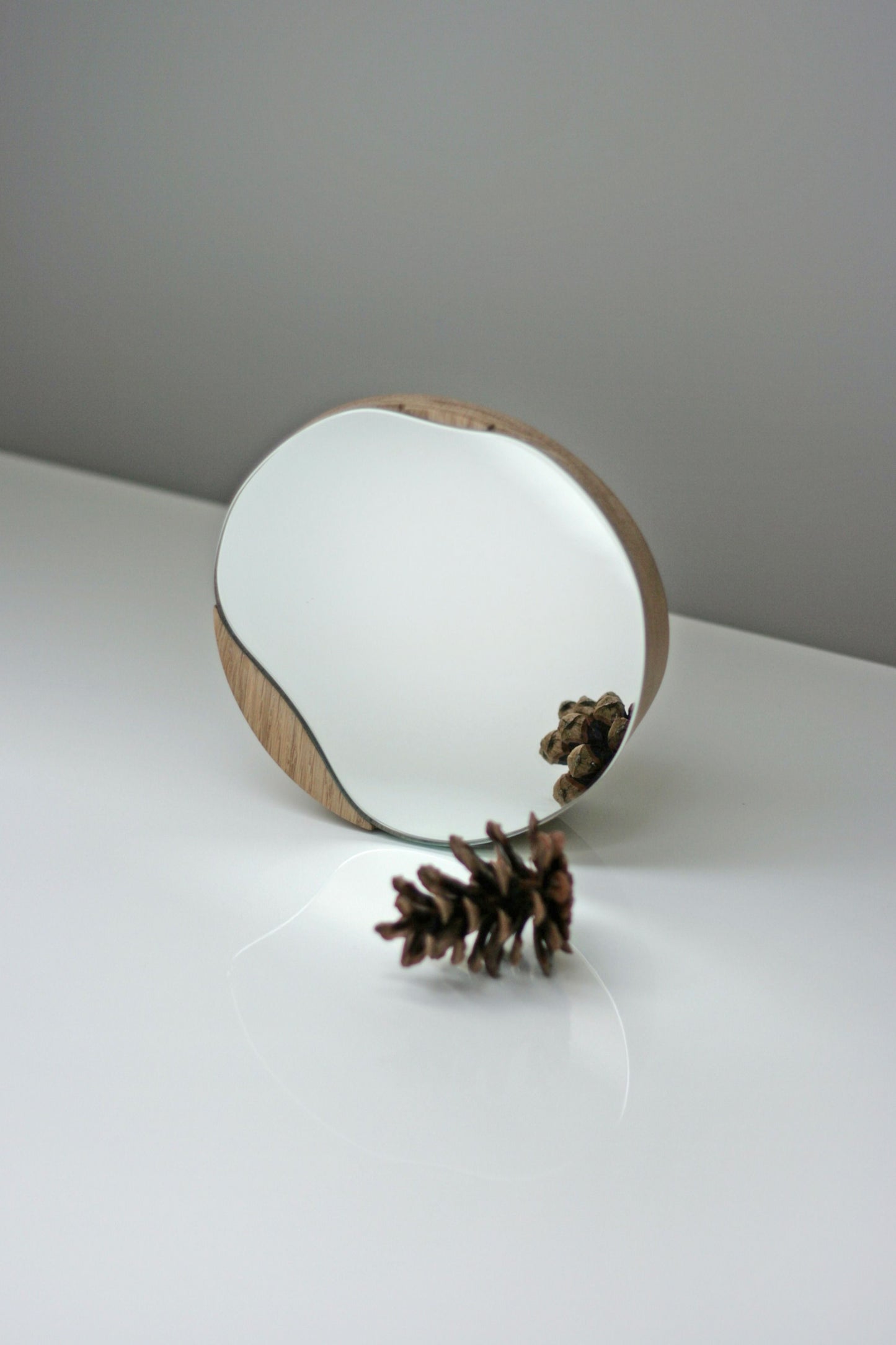 Cosmetic round mirror | oak wood or black