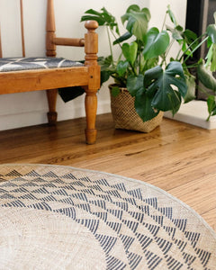 Black Triangle Mat | 4' Round | Natural Base